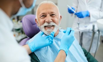 Homme d'âge mûr chez le dentiste