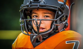 Jeune footballeur avec son casque et son protecteur buccal