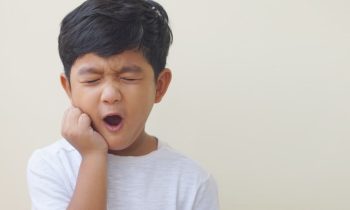 Enfant qui a des douleurs dentaires
