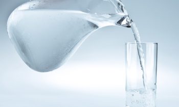 Pichet qui verse de l'eau dans un verre