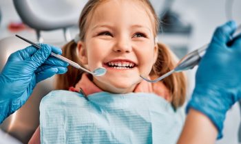 Fillette souriante lors de sa visite dentaire