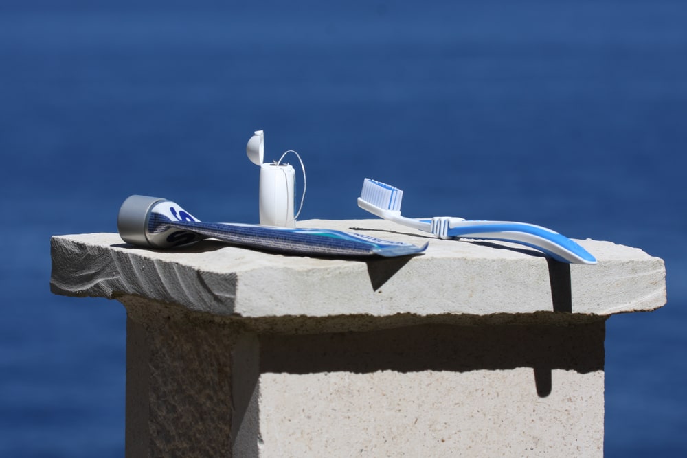 Outils d'hygiène dentaire sur une colonne près de la mer