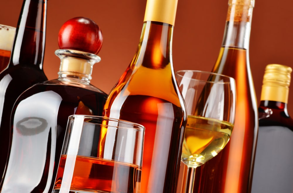 Bouteilles et verres de différents alcools