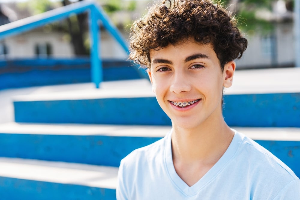 Adolescent souriant qui porte un appareil dentaire