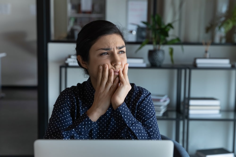 Femme stressée et inquiète devant son ordinateur
